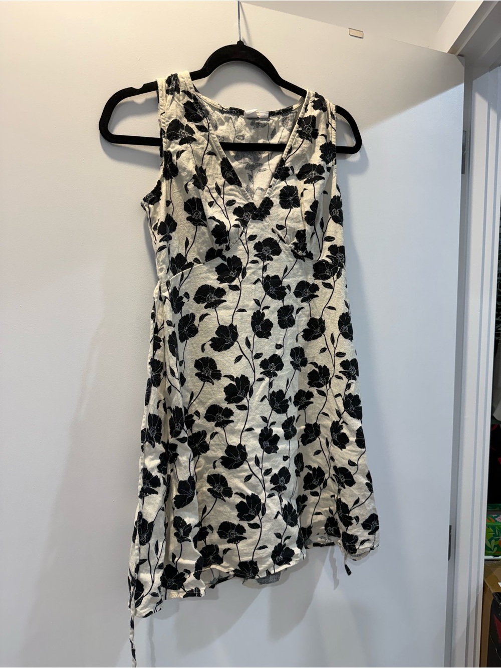 GAP Linen Sleeveless Floral V-Neck Dress in Black and Cream